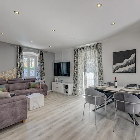 Terrace Suites-split Apartment Split